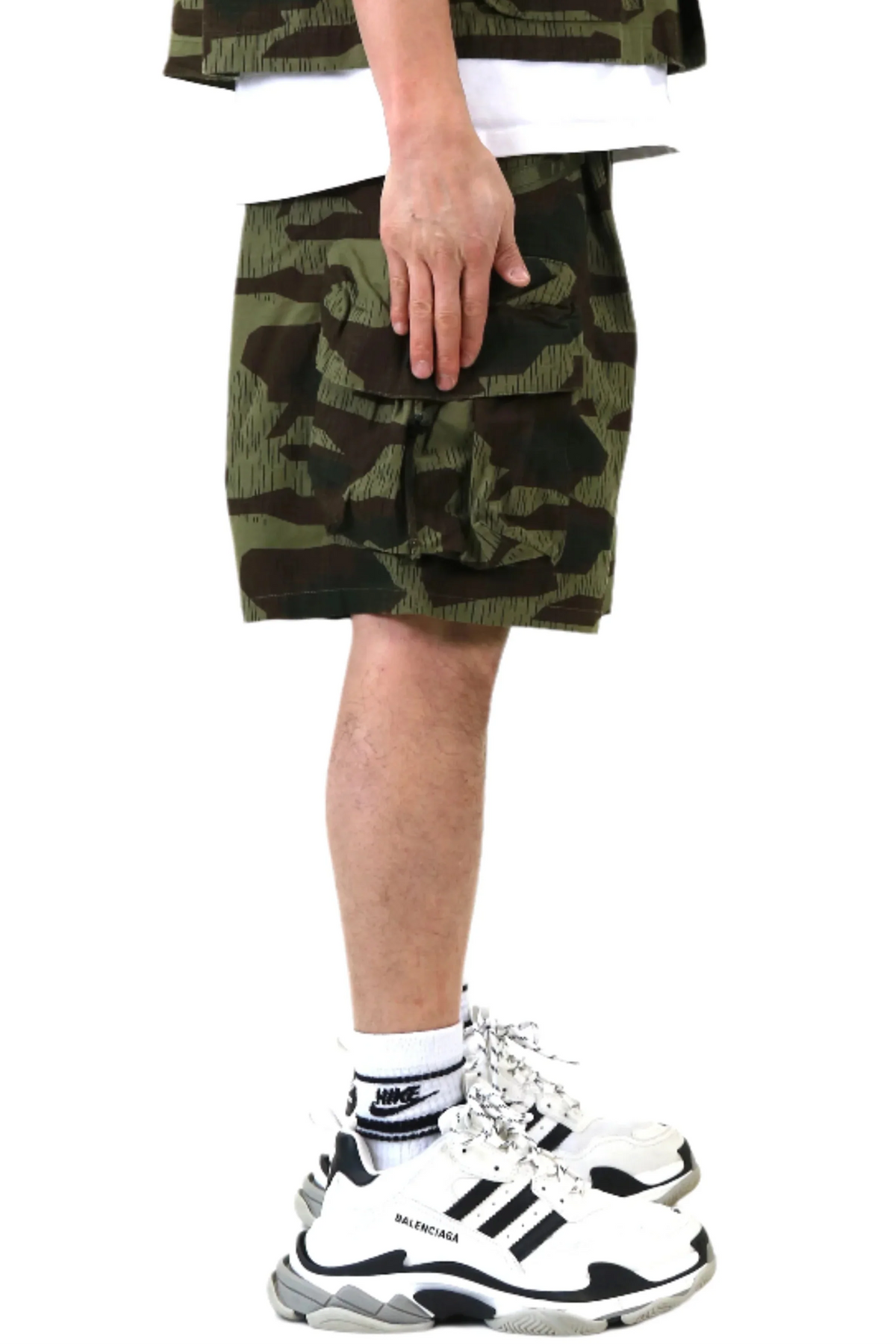 EFFEST Fine Ripstop Twill Wide bottom opening short pants.